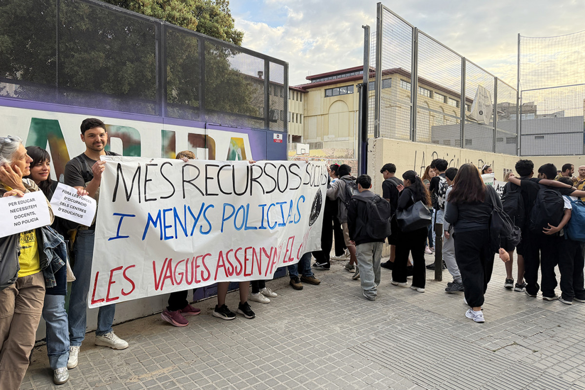 Concentració davant l'institut Margarida Xirgu de l'Hospitalet de Llobregat 