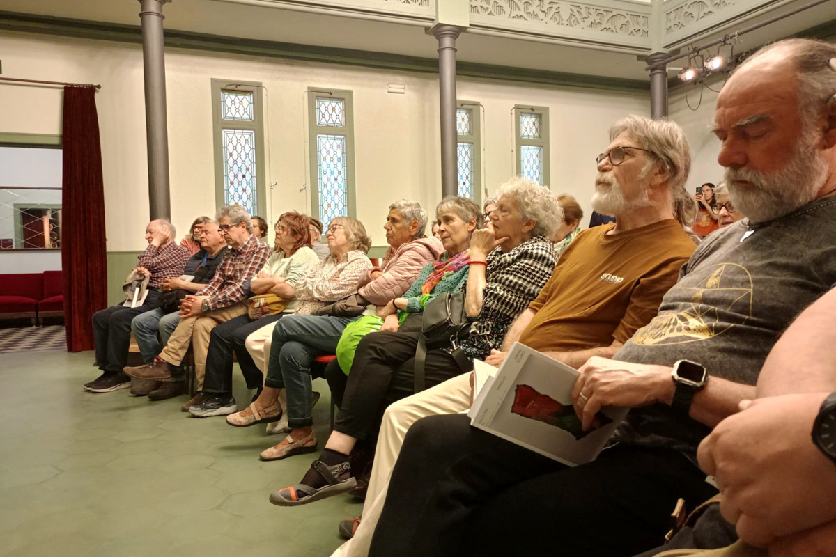 La presentació es va fer al Casino de Vic, amb la presència de diversos dels autors dels poemes del llibre