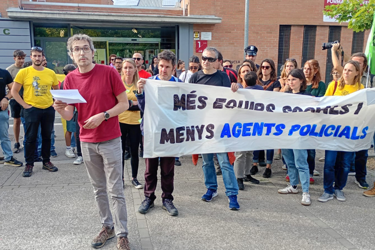 Concentració contra la mesura aquest dimarts a la tarda davant l'institut de Vic