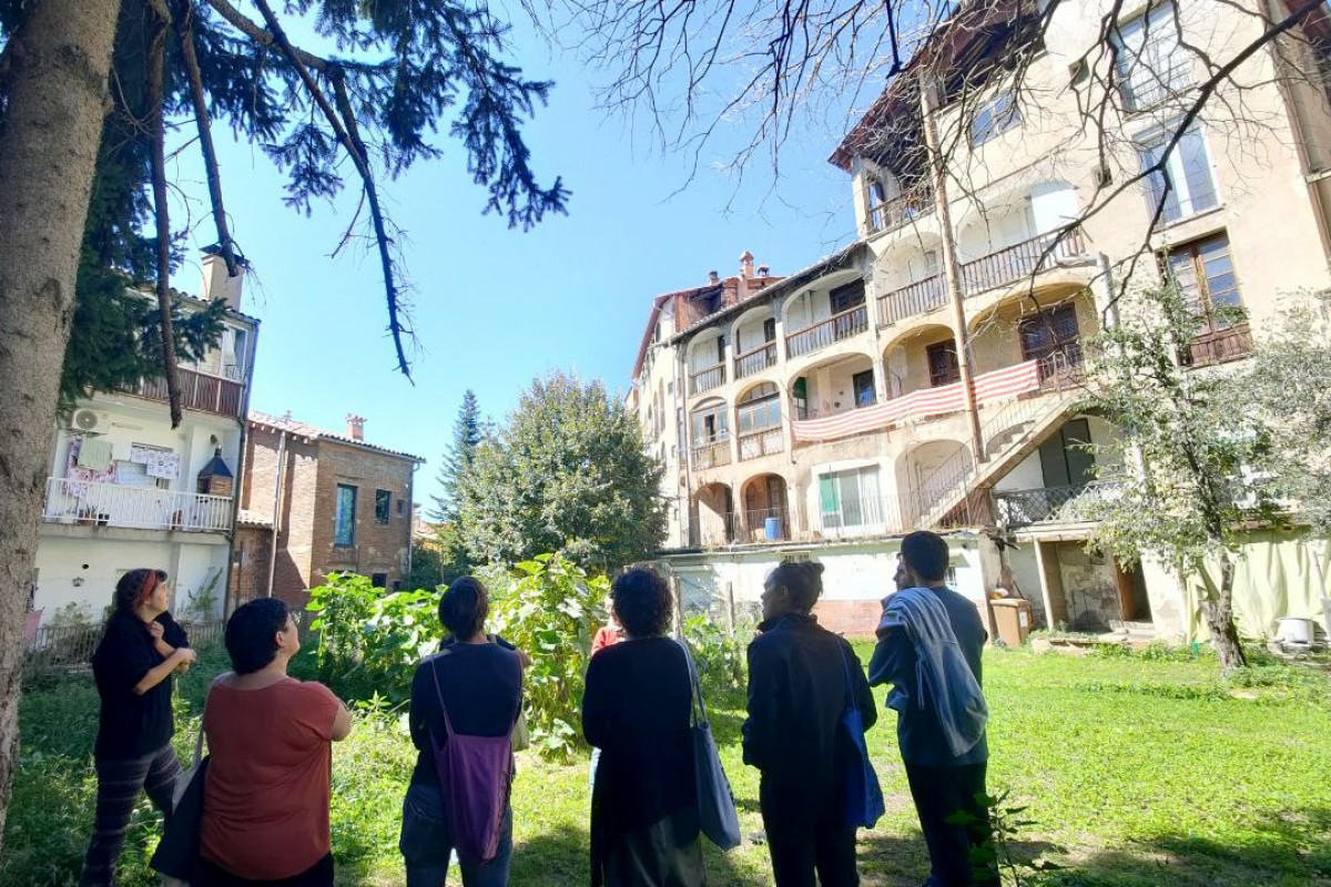 Visita de l'Ateneu Cooperatiu de la Catalunya Central a l'habitatge cooperatiu de Cal Blanxart, a Berga