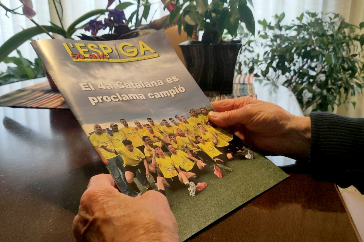 Una veïna de Calldetenes amb l'últim número de 'L'Espiga'