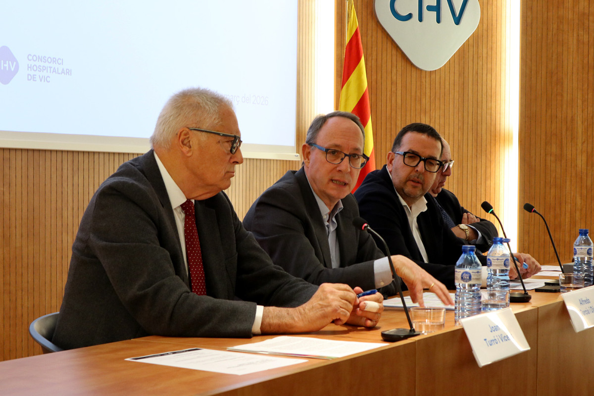 Joan Turró, president del Consorci Hospitalari de Vic; Alfredo García, president del CatSalut, i Albert Castells, vicepresident del Consorci