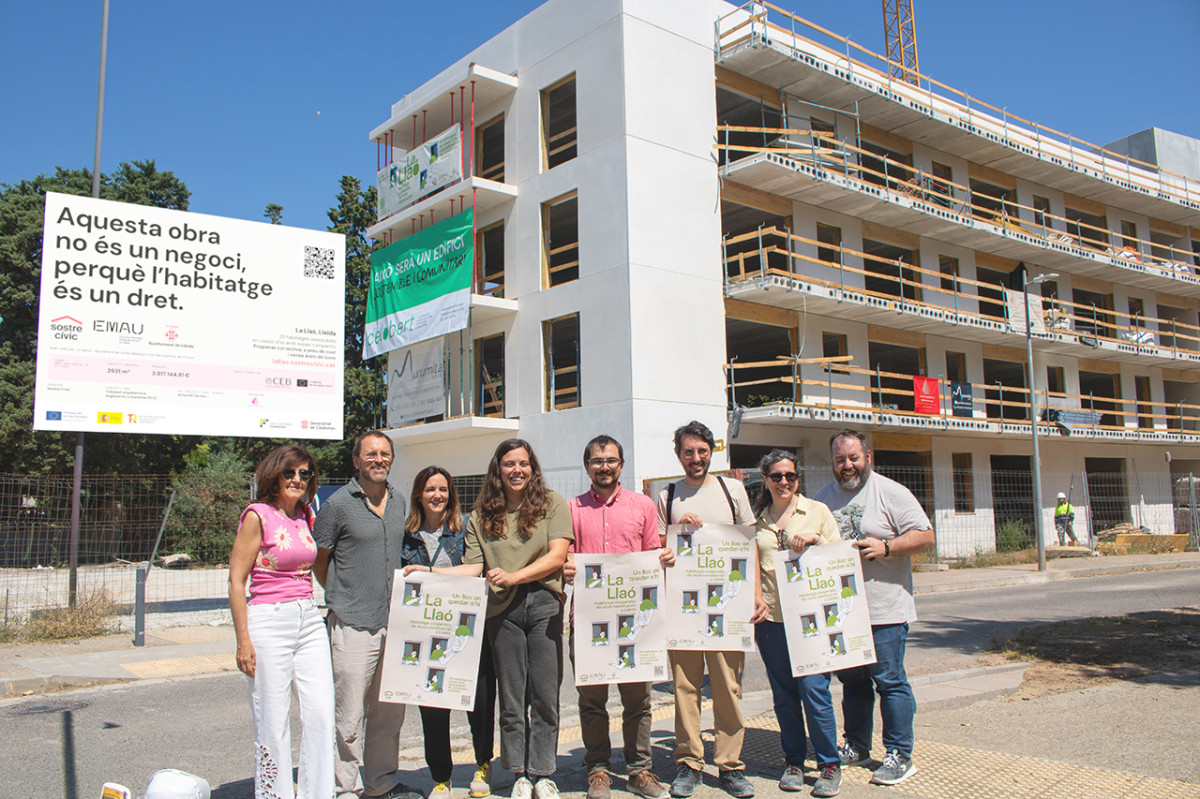 Foto de família davant l'edifici en obres