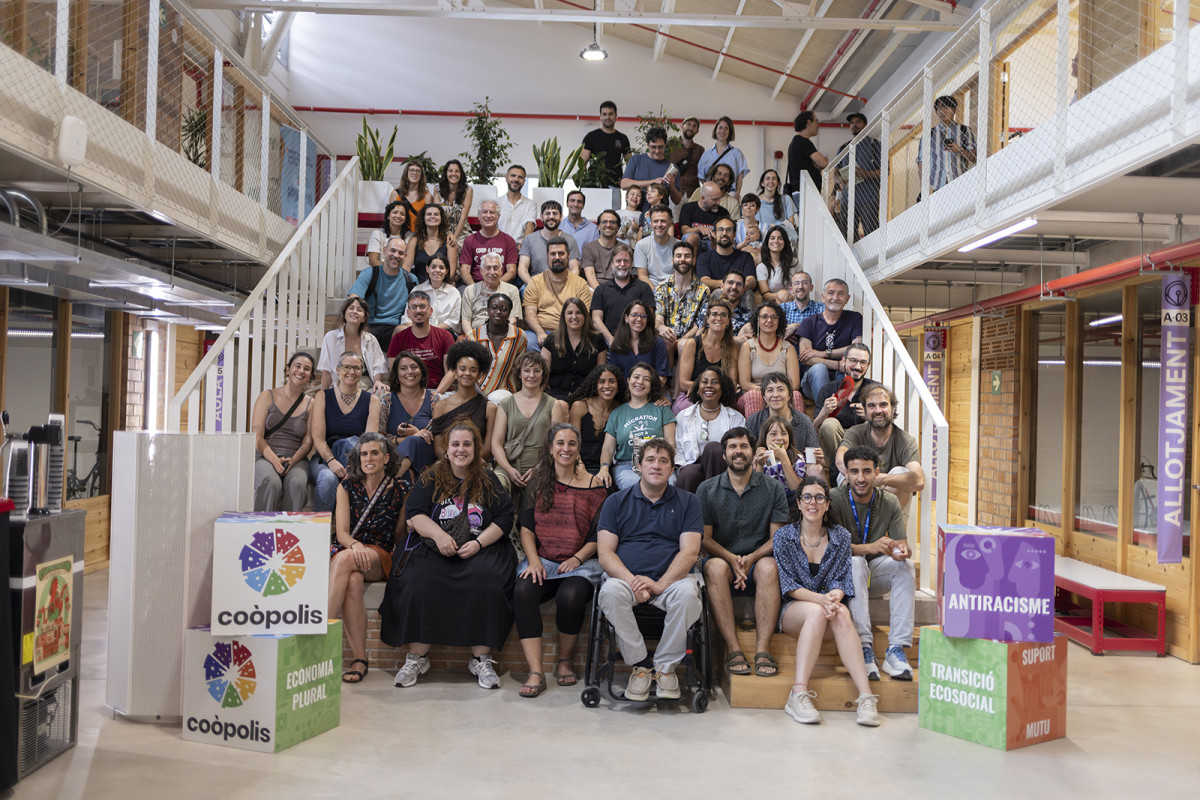 Foto de família per commemorar els 10 anys de Coòpolis