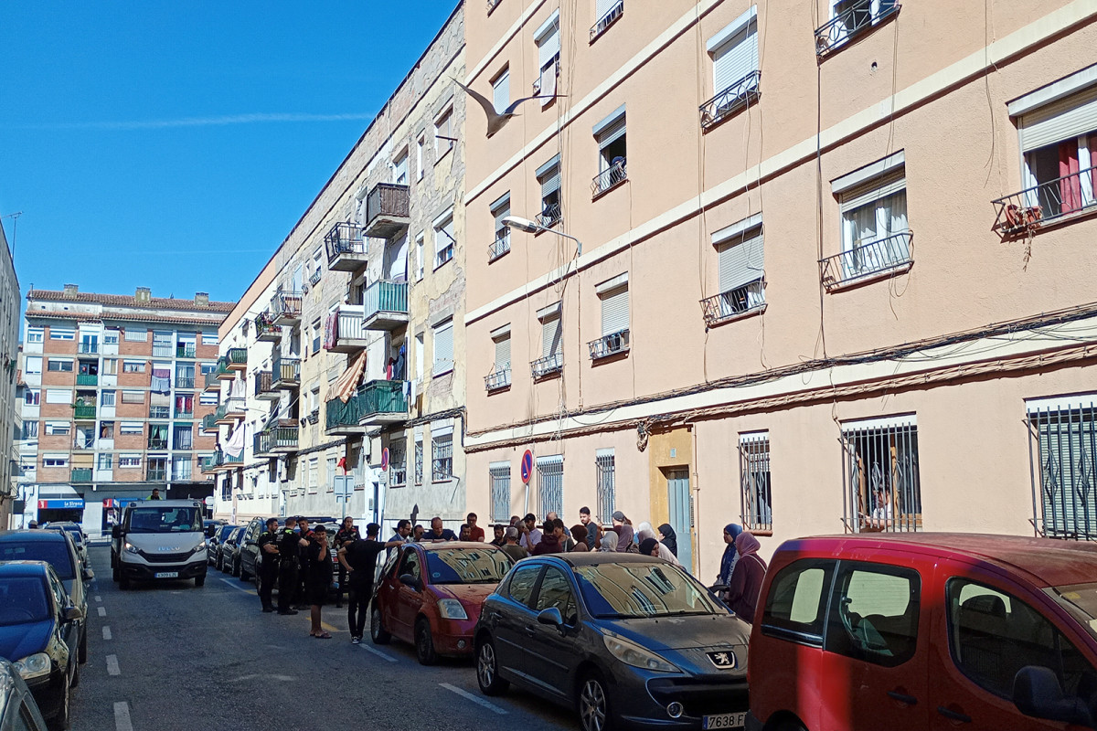 Veïnat i activistes del Grup de Suport Mutu de Manlleu, davant de l'immoble afectat