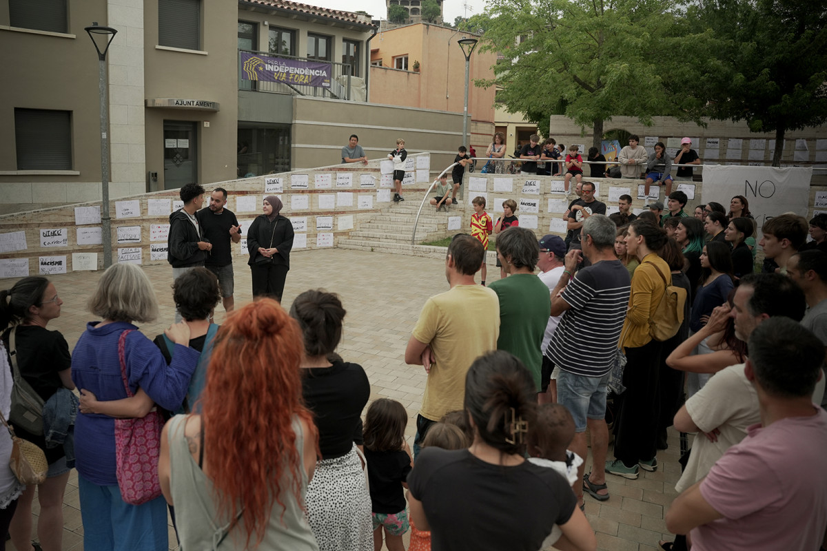 Un centenar de persones va concentrar a la plaça de l'Ajuntament en solidaritat amb la família afectada