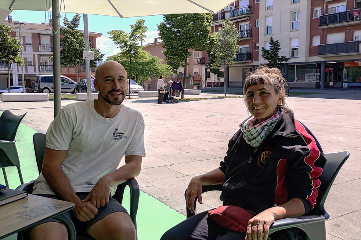 En Pau i la Masmi durant l'entrevista al bar del Mercat Municipal de Manlleu