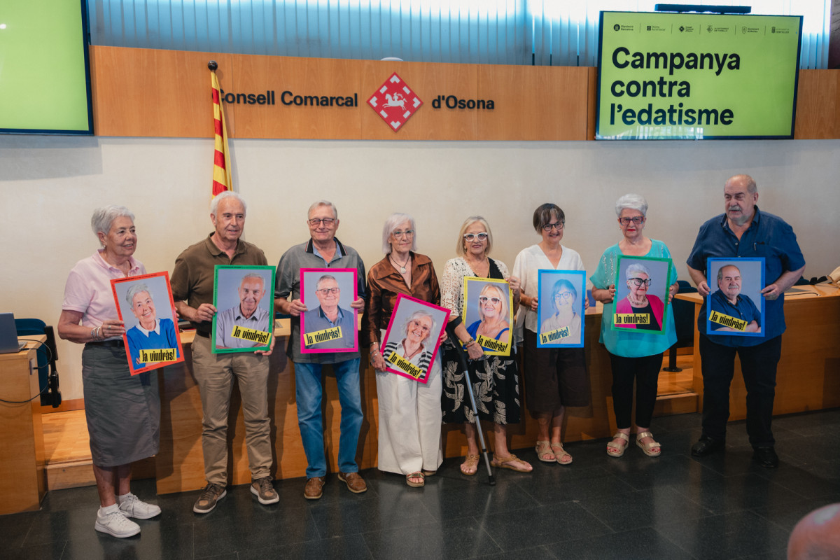 Les persones grans protagonistes de la campanya amb els cartells de la mateixa