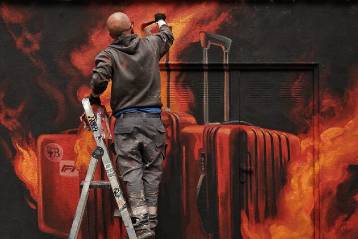 Roc Blackblock pintant un mural contra la pressió turística