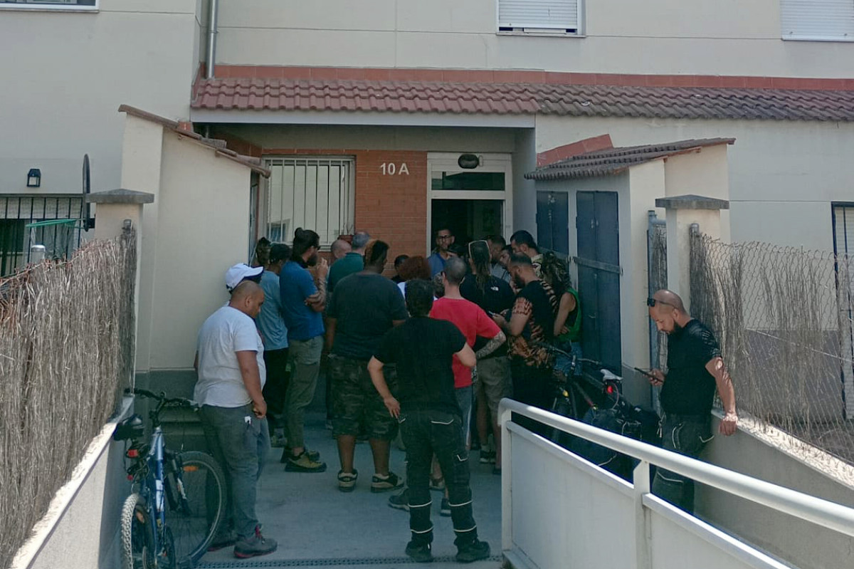 Activistes d'entitats en defensa de l'habitatge, aquest dijous davant l'immoble afectat