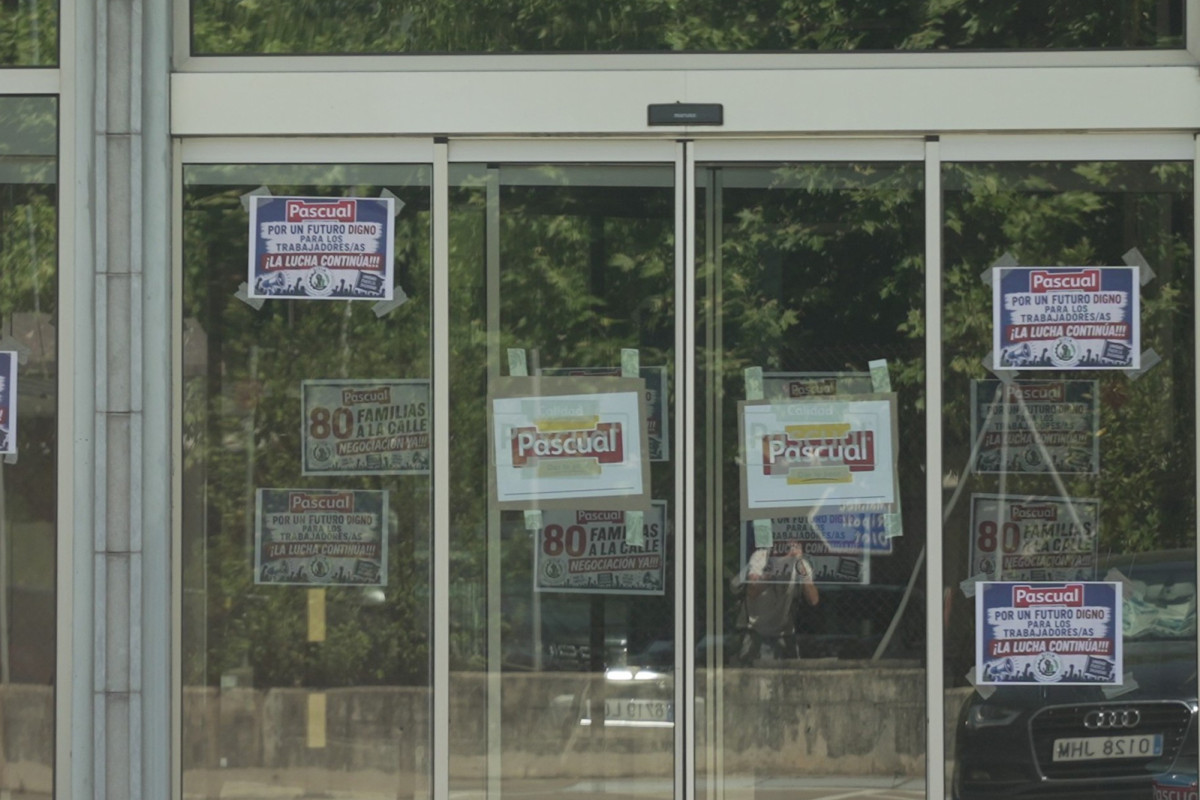 Cartells demanant una sortida digna a la plantilla a les portes de la planta de Pascual a Gurb