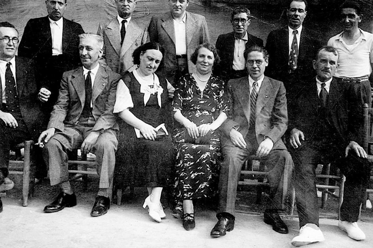 Una de les imatges incloses en el llibre, de la junta de la cooperativa de Manlleu, fotografiats amb dues dones de l'agrupació feminista de la cooperativa La Moral de Badalona, que el 6 de març de 1932 va anar a Manlleu a promoure la creació d'agrupacions feministes a les cooperatives del territori
