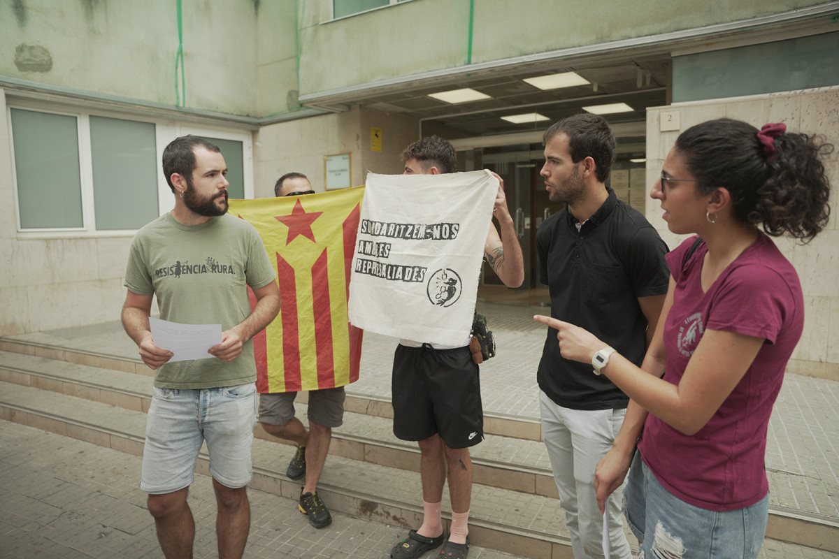 La concentració de suport davant del jutjat de Vic ha estat organitzada per Alerta Solidària, Pigot i el Mall