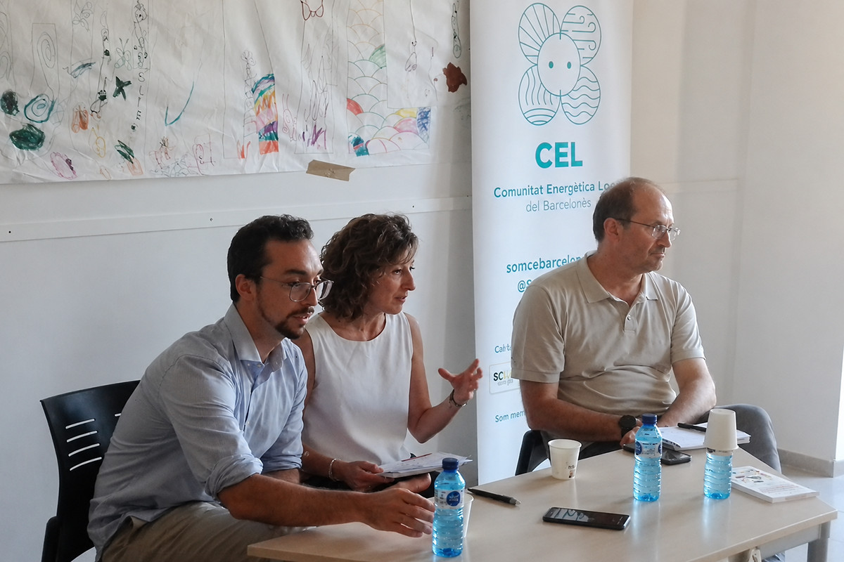 Jorge Andrey i Joan Herrera, amb l'editora, Miriam Martí, a la presentació del llibre 'Comunitats energètiques' a Barcelona