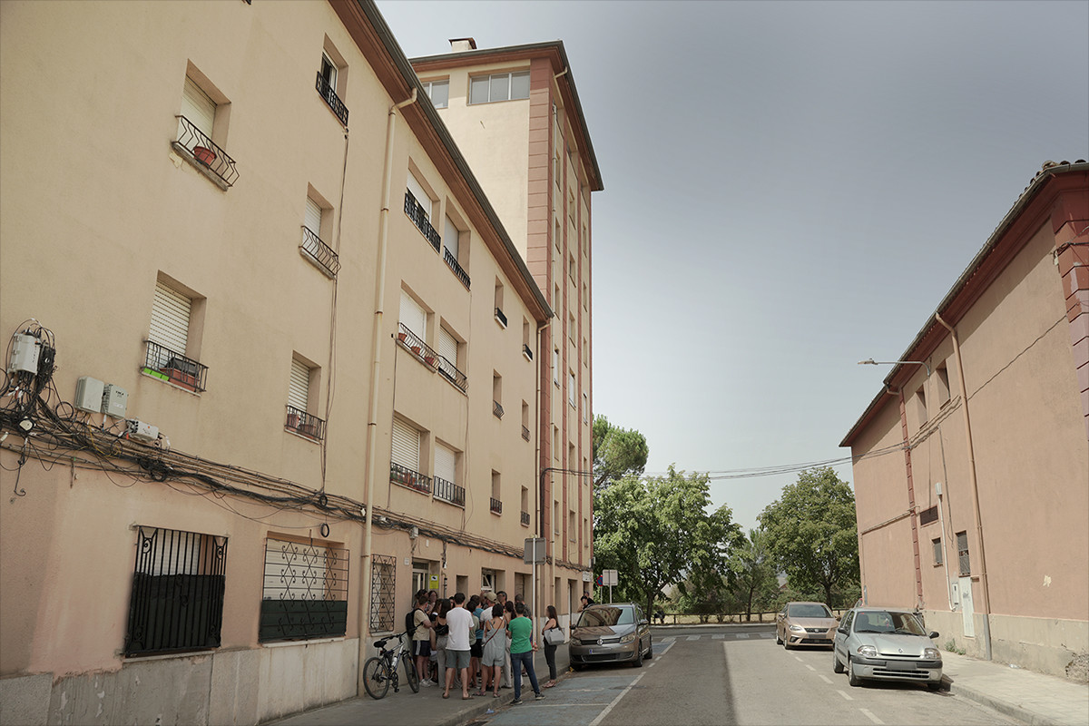 Activistes de la PAH, davant el domicili afectat