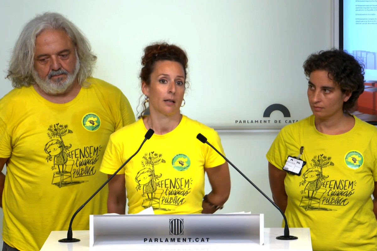 Portaveus de l'Assemblea Educativa explicant la proposta de resolució al cap de poc de presentar-la al Parlament