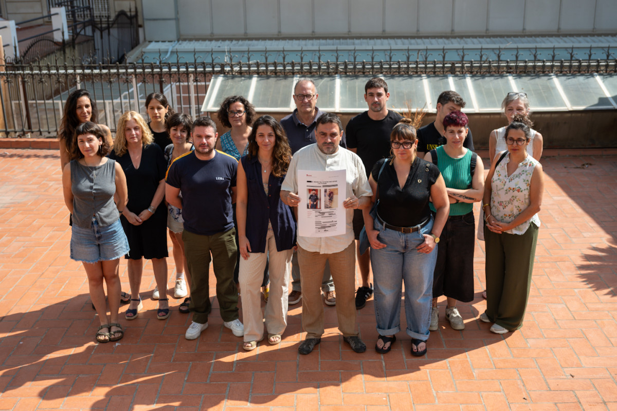 Representants de la 'Directa' i els col·lectius que li donen suport després de la roda de premsa d'aquest dimecres