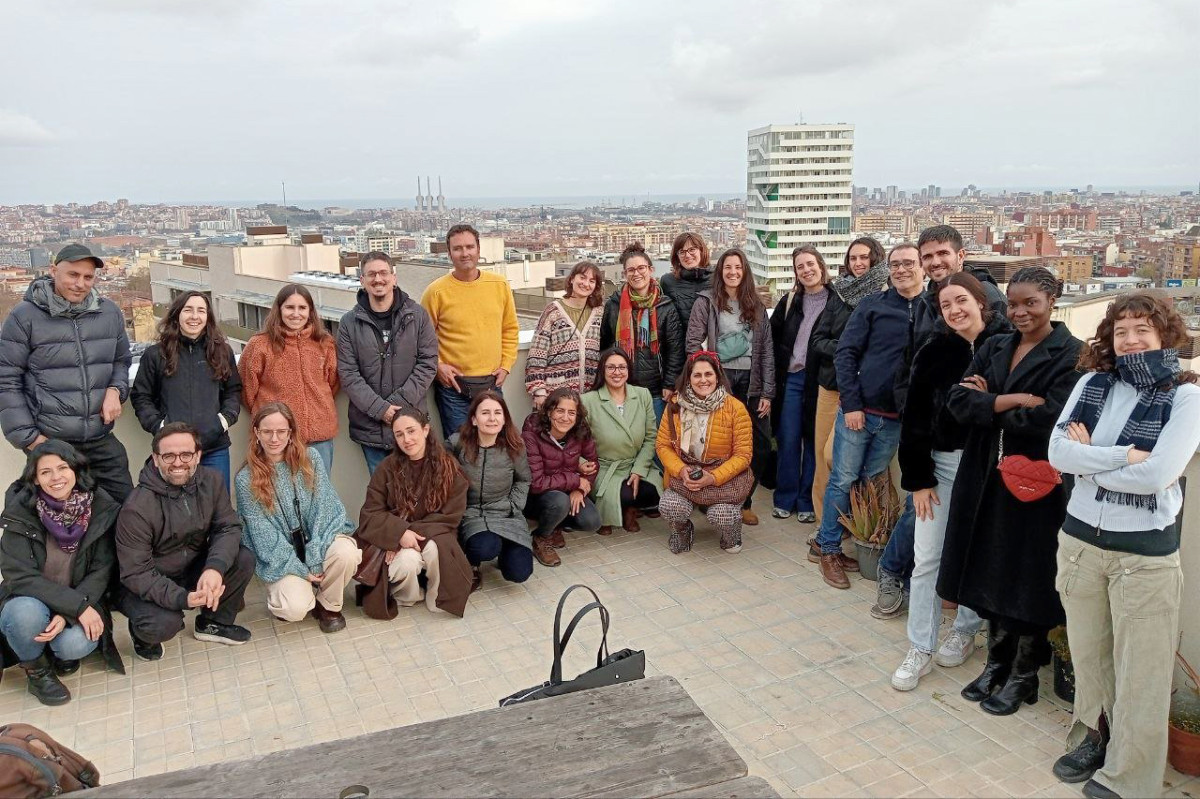 Alumnes de l'última edició del postgrau durant una visita a l'edifici d'habitatge cooperatiu Cirerers de Barcelona