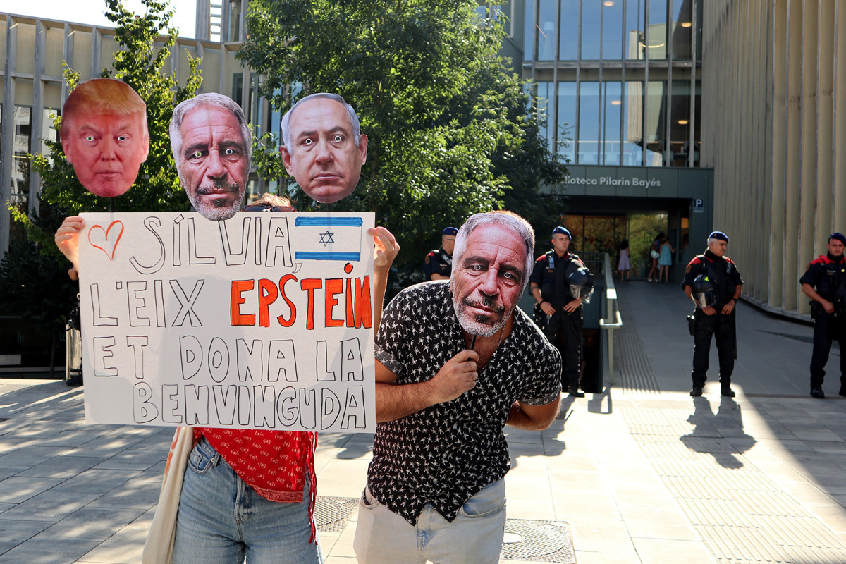 Activistes antifeixistes davant la biblioteca de Vic, fortament custodiada pels Mossos, on Aliança Catalana va fer el seu acte aquest dilluns