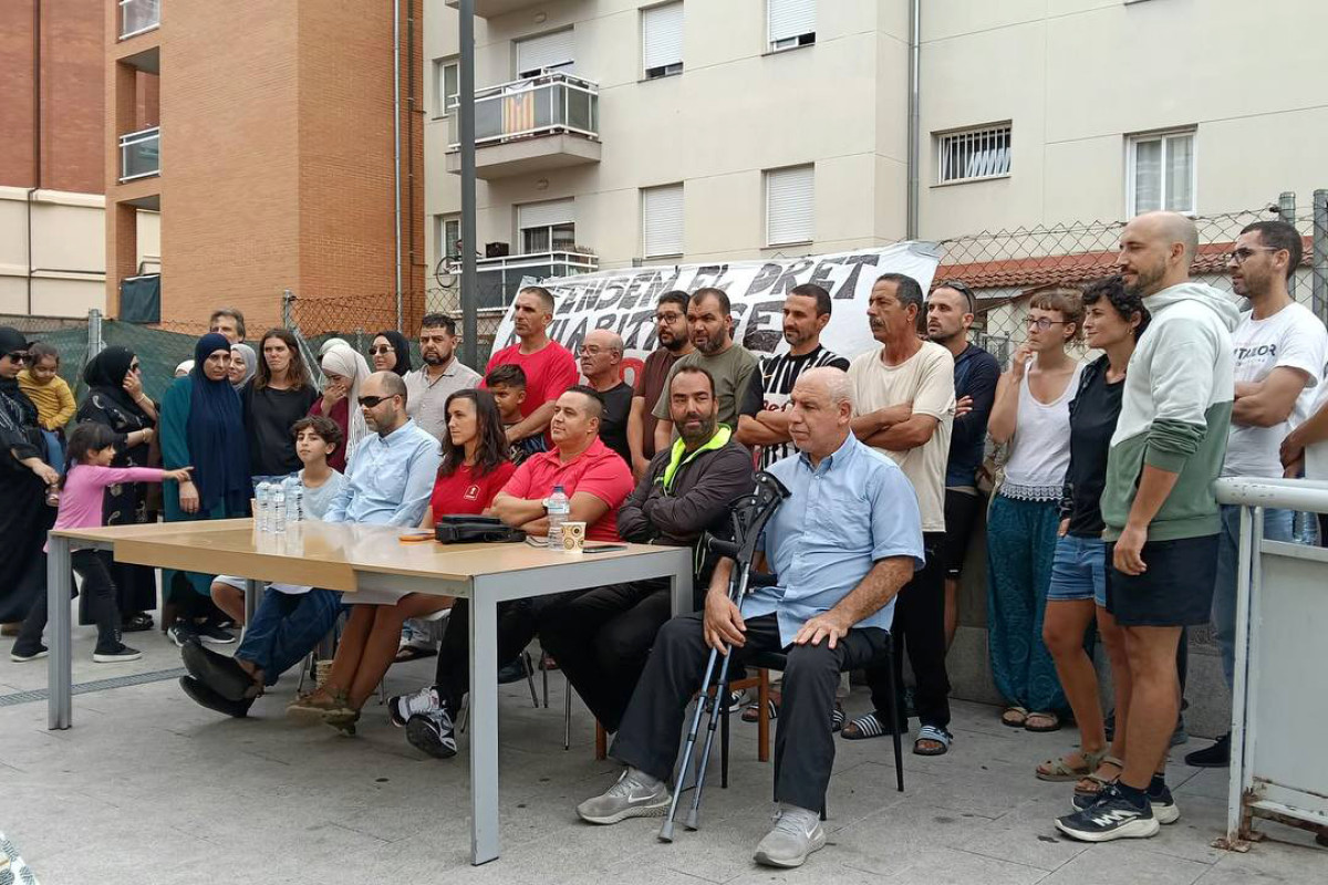 Veïnes dels pisos del carrer Òmnium Cultural denunciant el seu cas, aquest dimecres a Vic