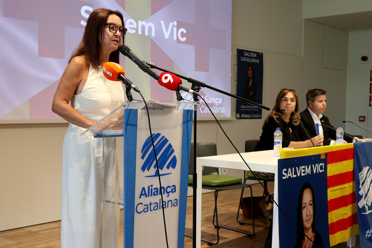 Elisenda Carrera durant el seu discurs de presentació com a candidata d'Aliança Catalana a Vic