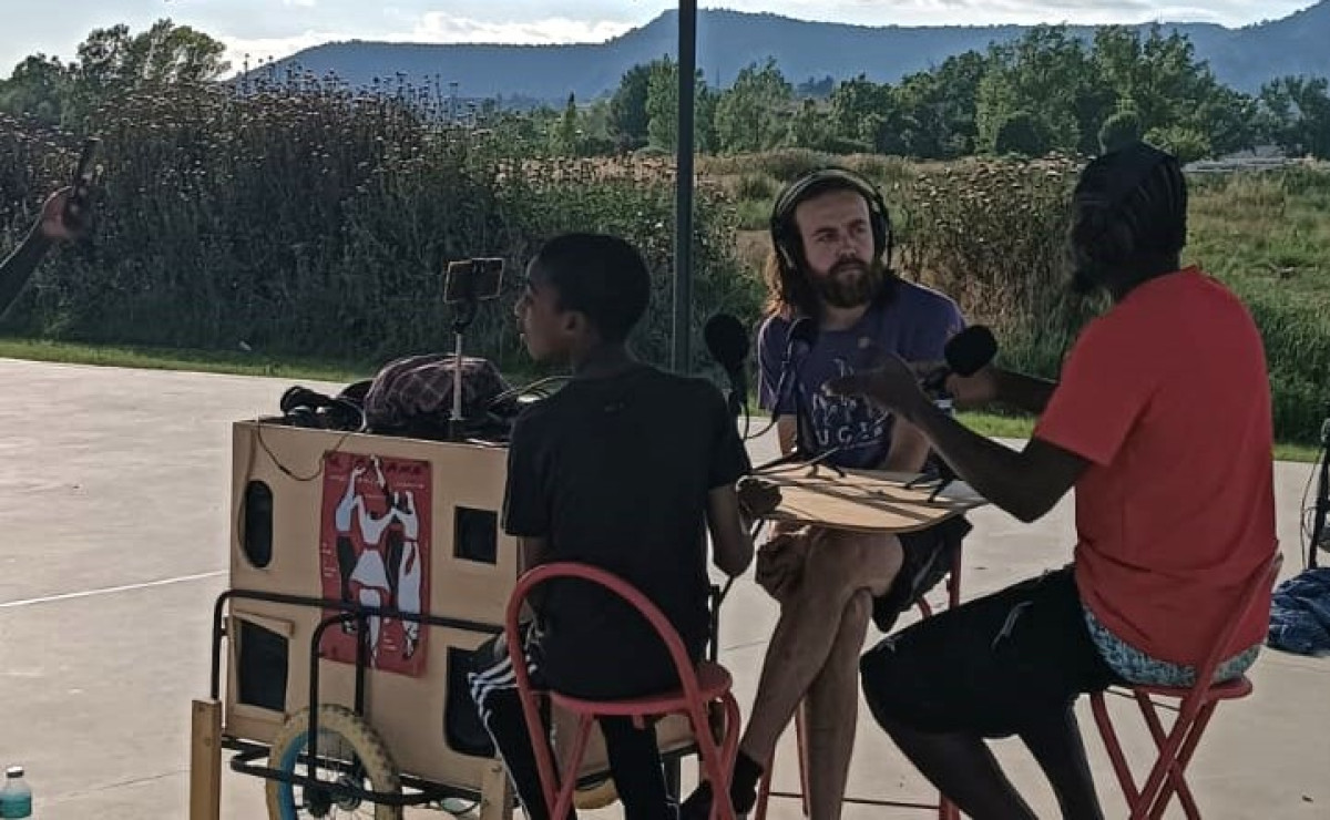 Ràdio a la pista de bàsquet del Montseny