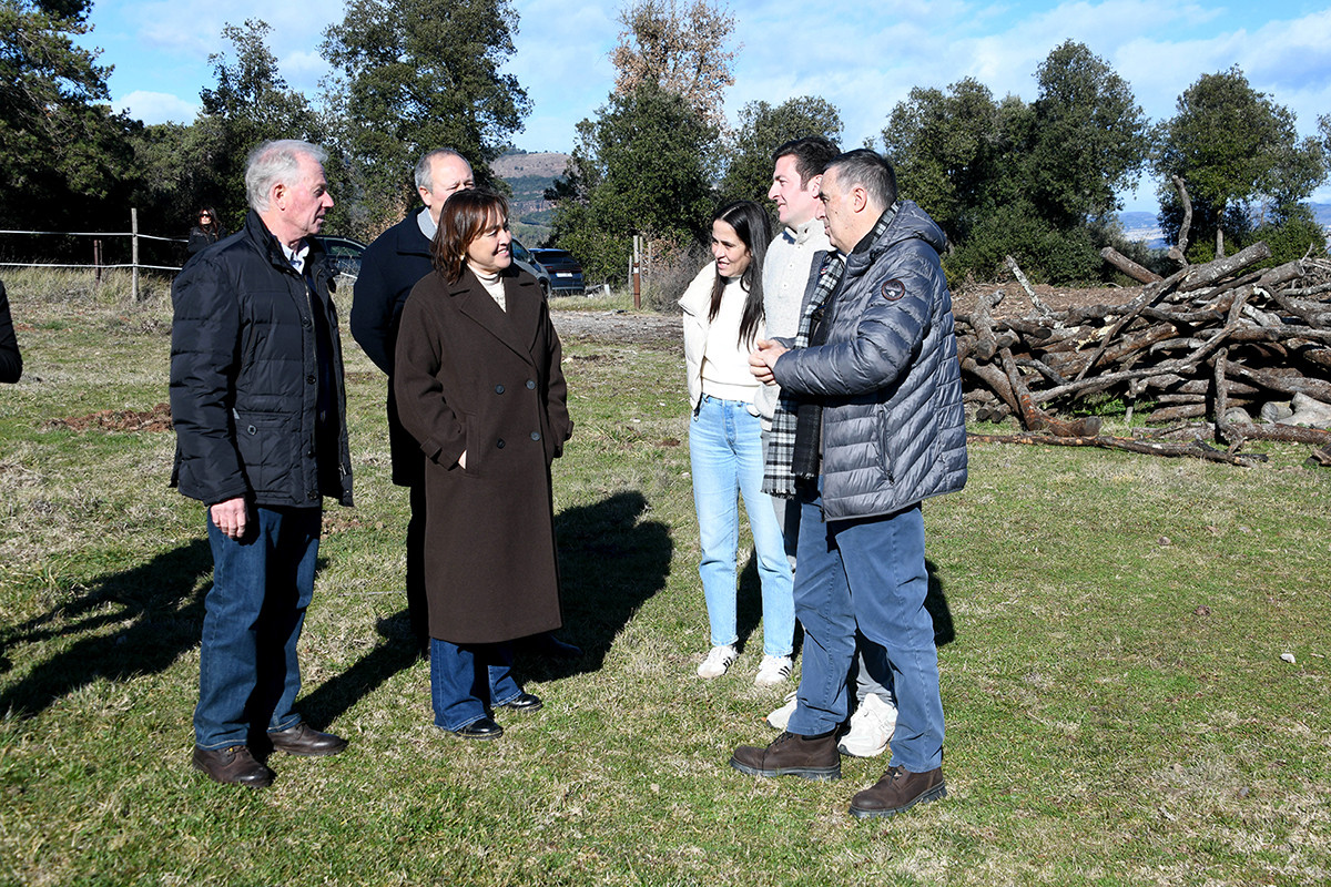La consellera Paneque durant una visita a la finca on vol fer-se el parc, el gener passat