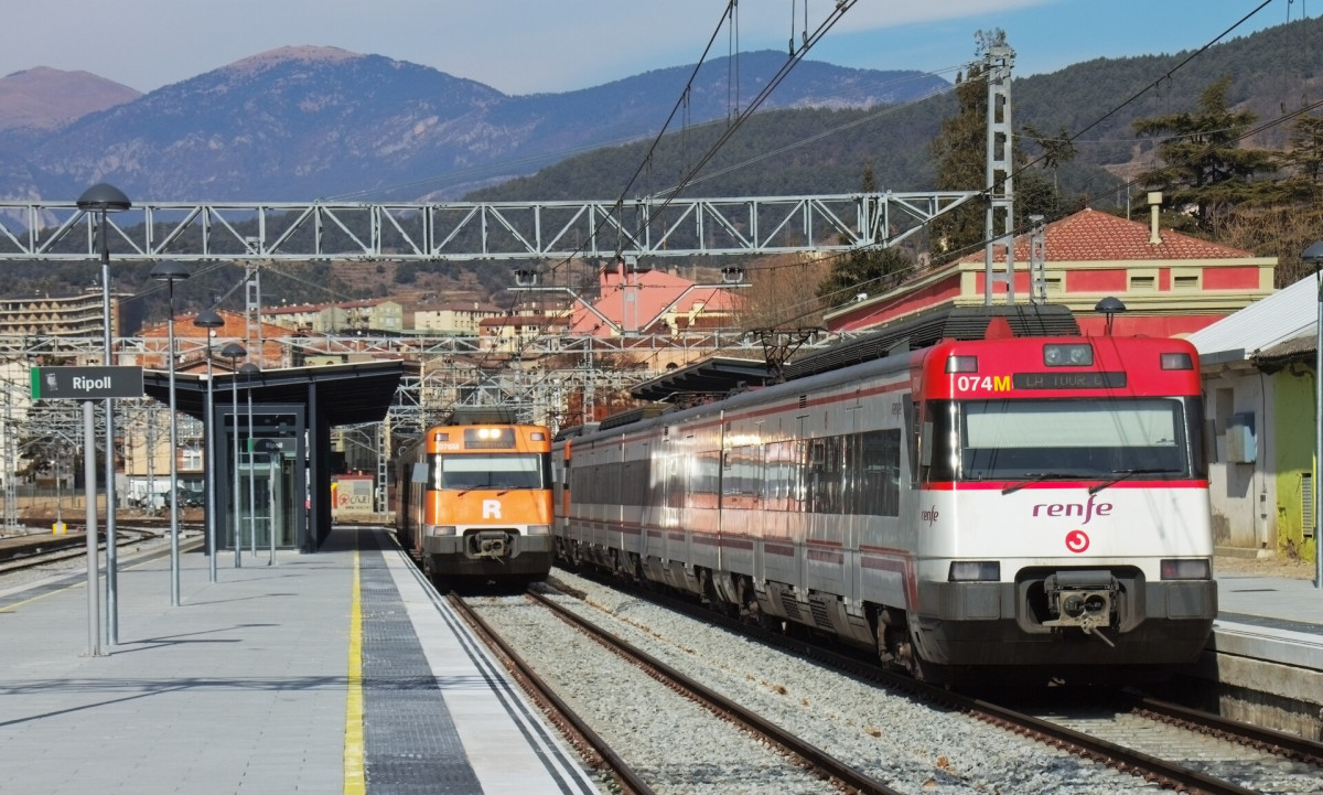 Un tren de Rodalies arribant a l'estació de Ripoll