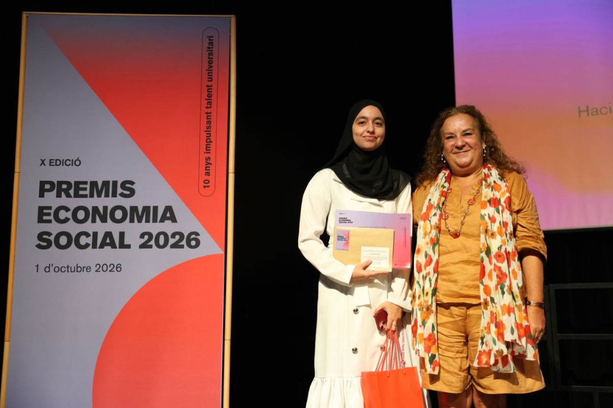 Safae Benmoussa, recollint el premi al millor Treball de Fi de Màster