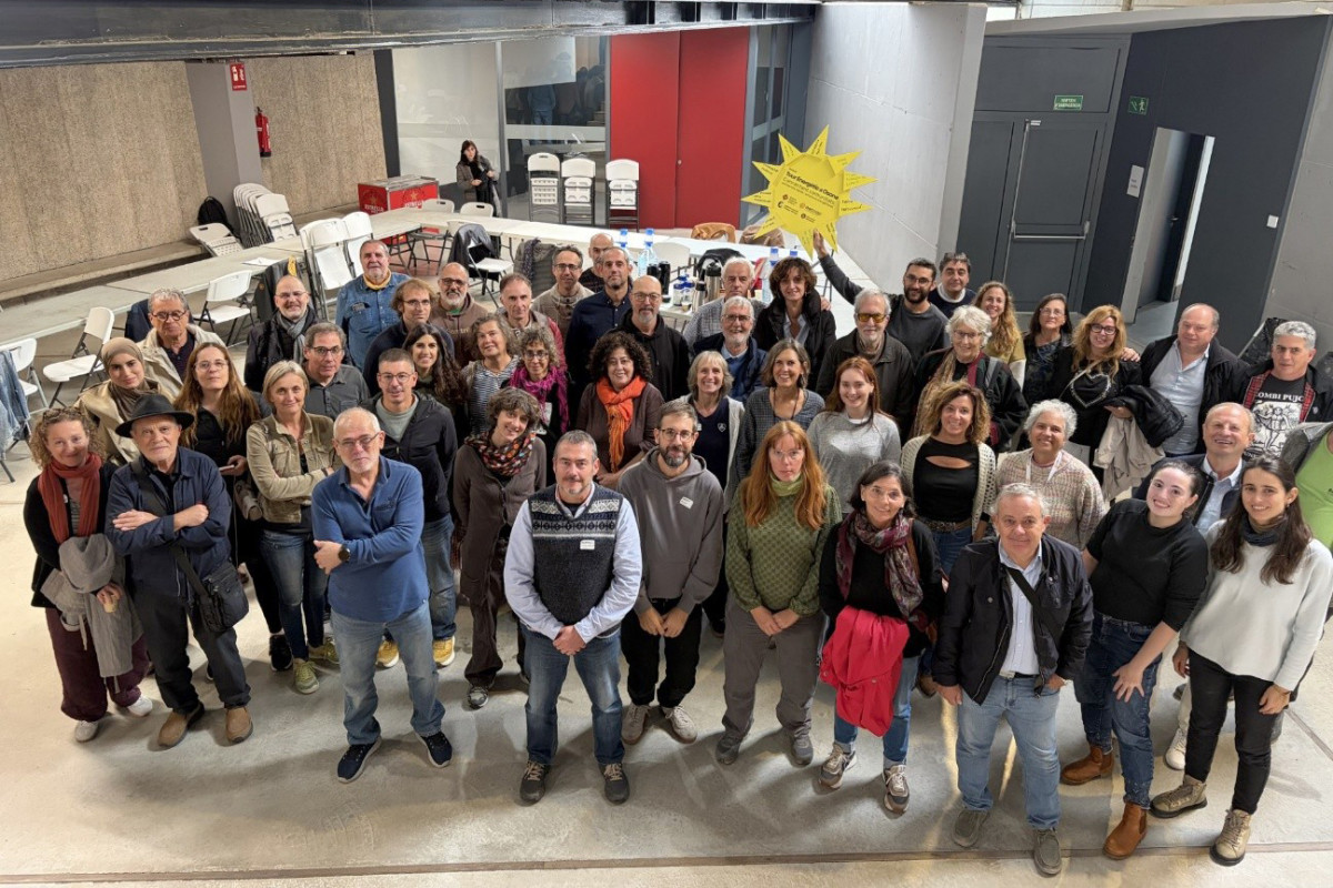 Foto de família de les persones participants al Tour Energètic d'Osona