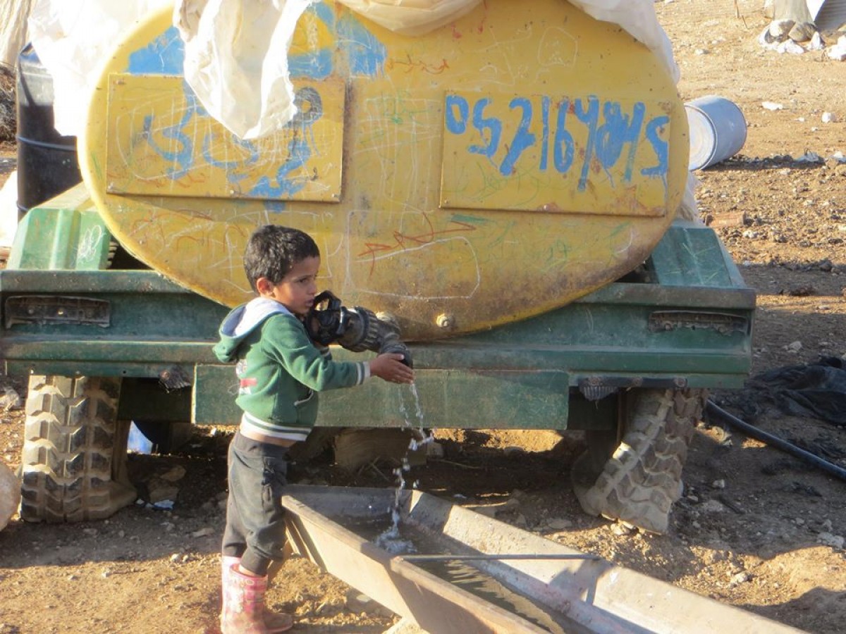 Un dels tancs amb els quals s'han d'abastir d'aigua les poblacions palestines de la vall del Jordà