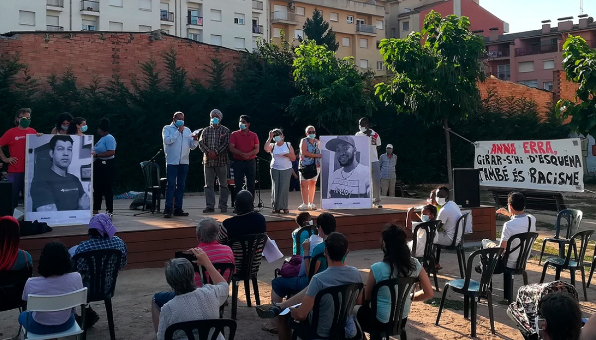 Dues fotos de  l’Obidiaba i en Sarbjit van presidir l'homenatge que els van fer a la plaça de la Noguera