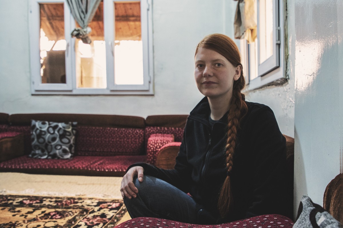 Nascuda a França fa 32 anys, Sarah Marcha és una de les membres de l'Institut Andrea Wolf a Rojava